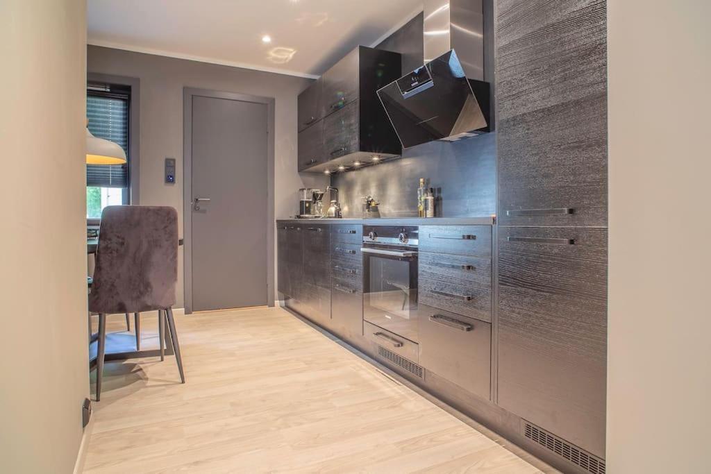 Appartement Near Brosundet, Newly Refurnished, Free Street Parking à Ålesund Extérieur photo