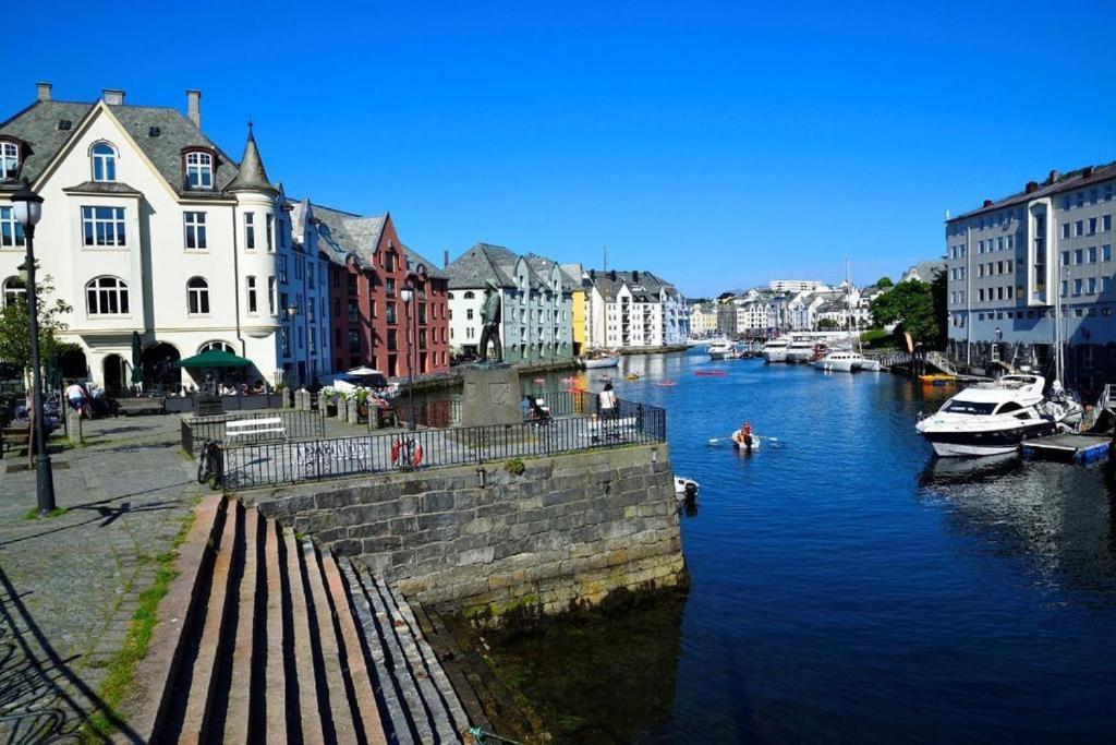 Appartement Near Brosundet, Newly Refurnished, Free Street Parking à Ålesund Extérieur photo